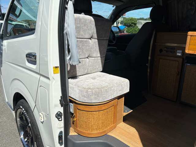 Toyota Hiace Van 5
