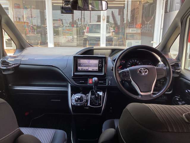 Toyota Voxy 11
