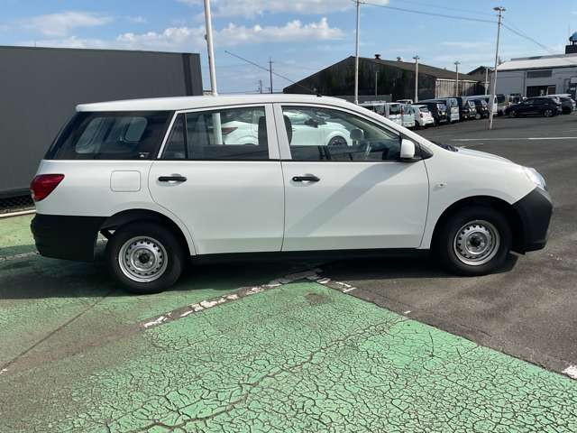 Nissan AD 5