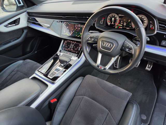 Audi Q8 4