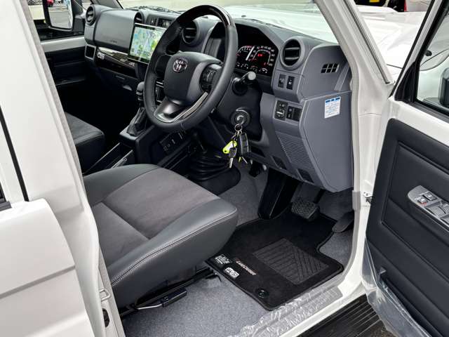 Toyota Land Cruiser 70 12