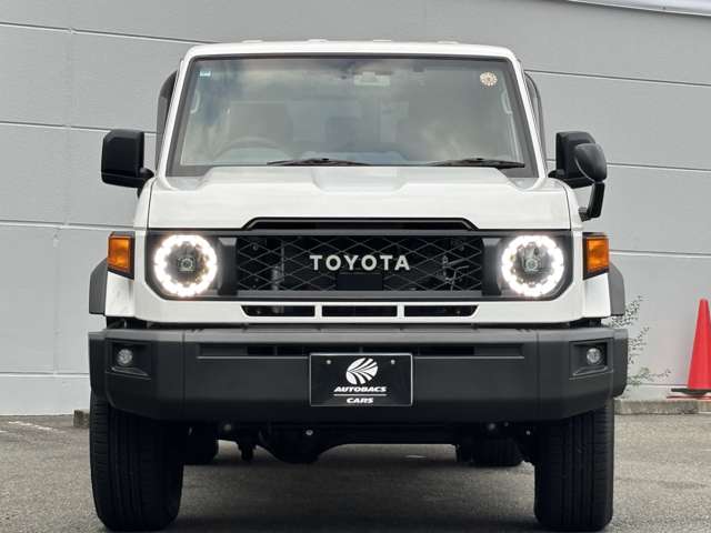 Toyota Land Cruiser 70 6