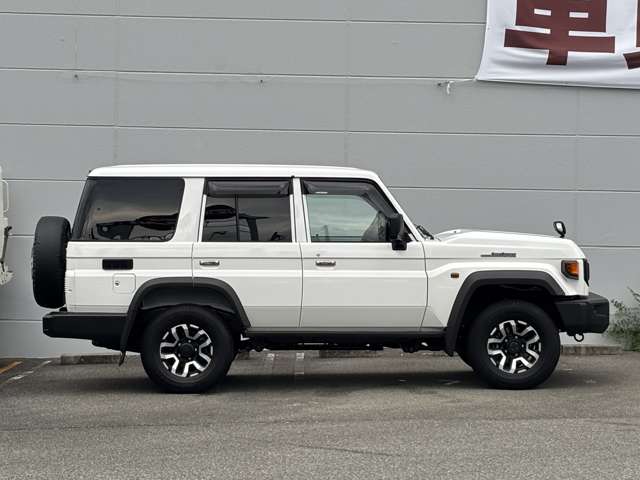 Toyota Land Cruiser 70 8