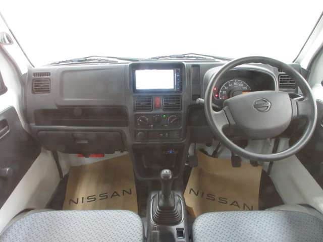 Nissan NT100 Clipper 4