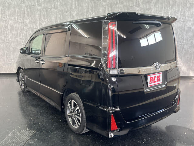 Toyota Noah 6