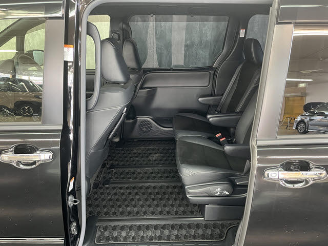 Toyota Noah 8