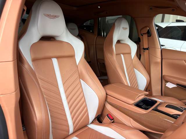 Aston Martin DBX 3