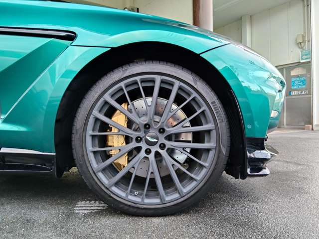 Aston Martin DBX 4