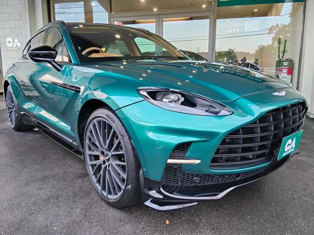 Aston Martin DBX 8