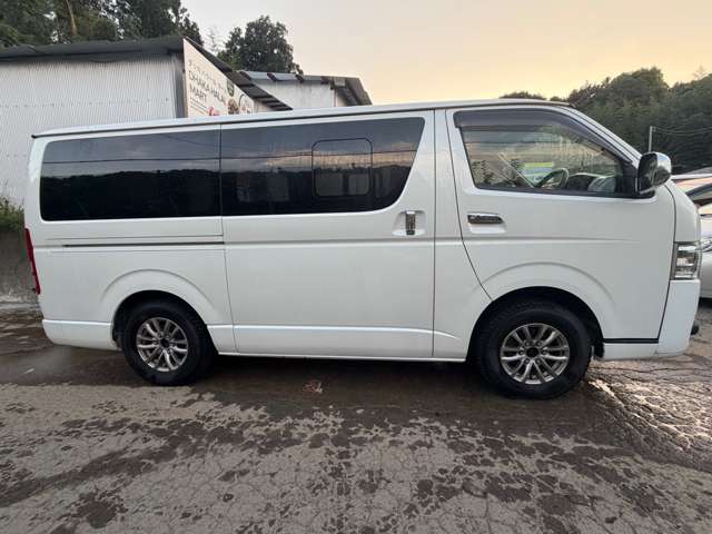 Toyota Hiace Van 7