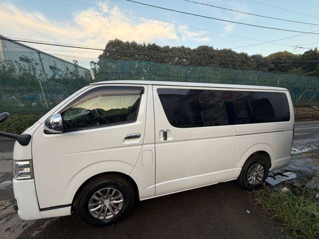 Toyota Hiace Van 8