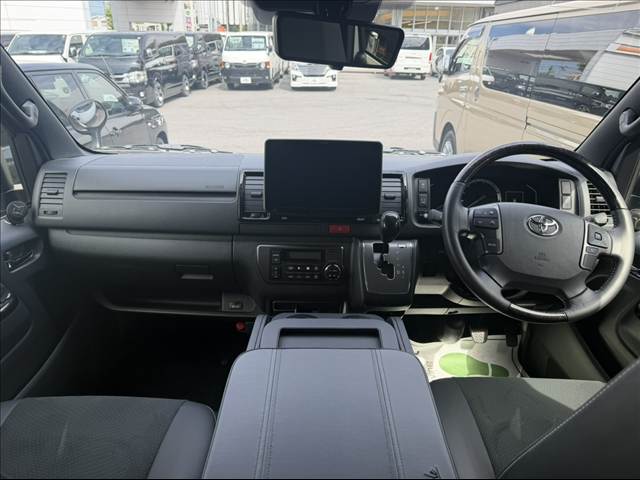 Toyota Hiace Van 4