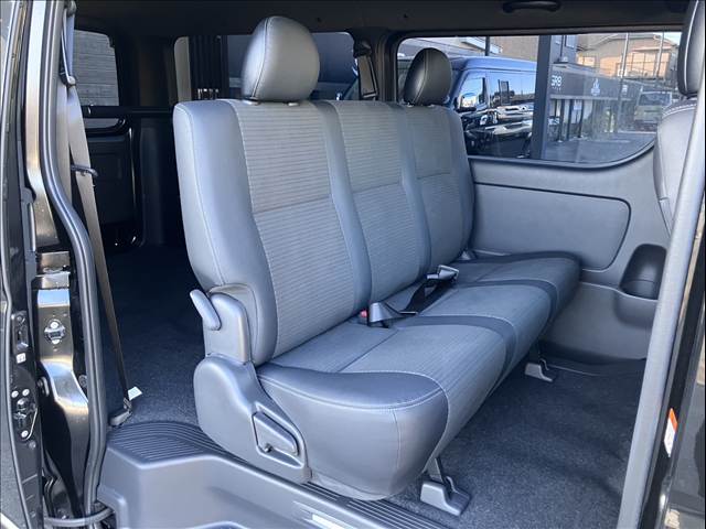 Toyota Hiace Van 8