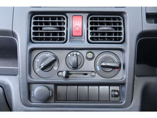 Nissan NT100 Clipper 4