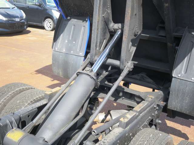 Isuzu Elf 6