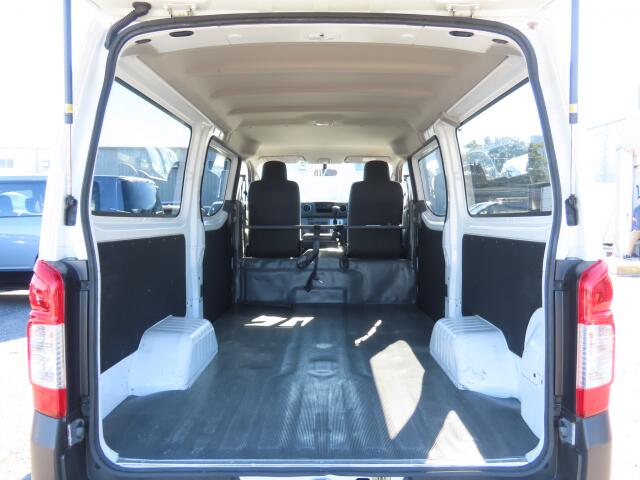 Nissan NV350 Caravan 12