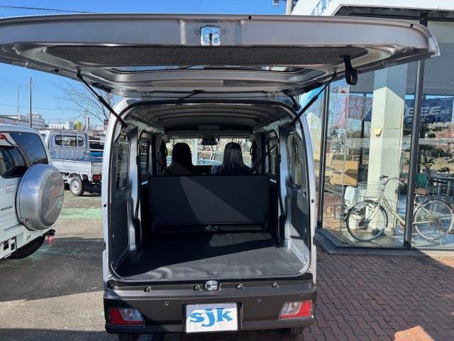 Daihatsu Hijet Cargo 4