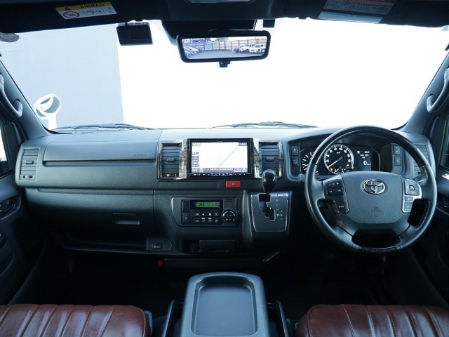 Toyota Hiace Van 4