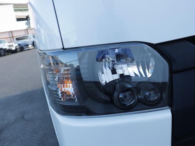 Toyota Hiace Van 9