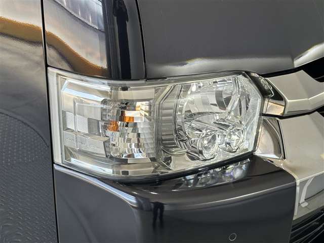 Toyota Hiace Van 4