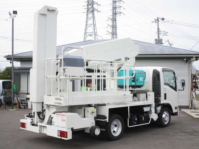 Isuzu Elf 4