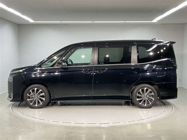 Toyota Voxy 2