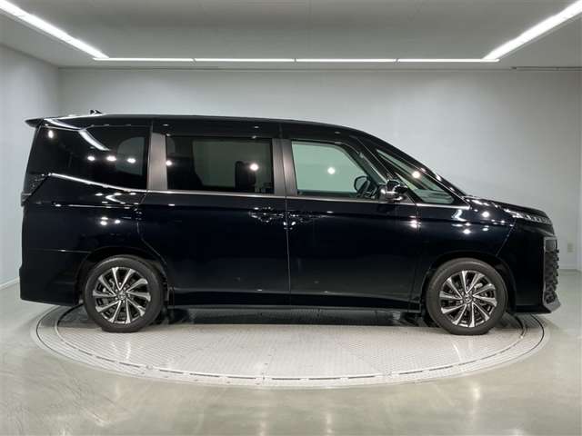 Toyota Voxy 3
