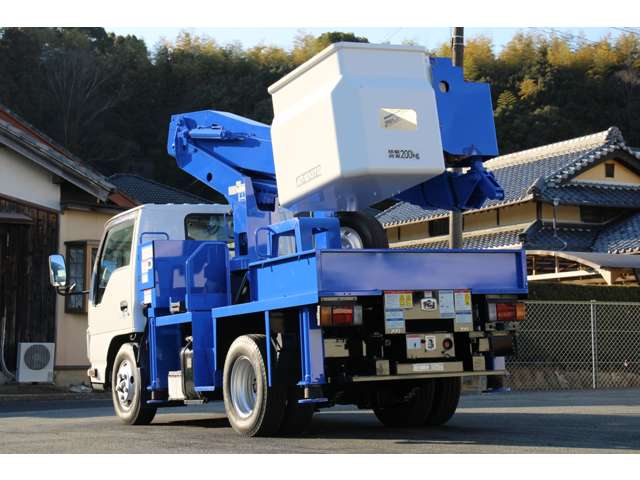 Isuzu Elf 8