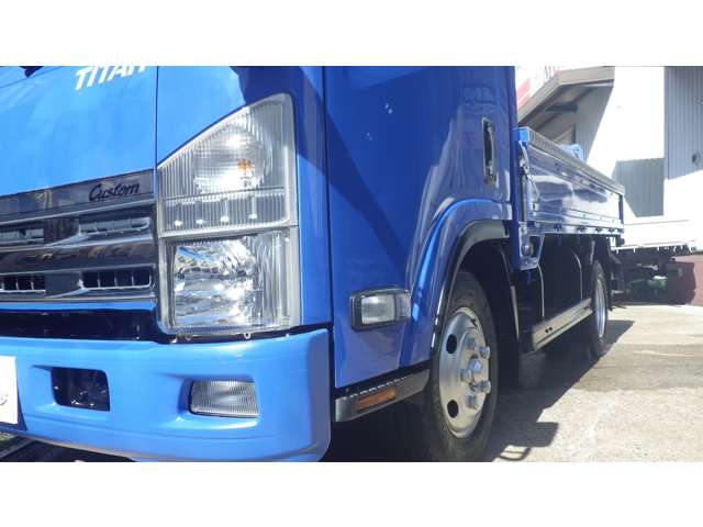 Mazda Titan 5