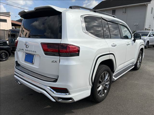 Toyota Land Cruiser 300 8