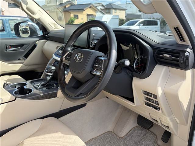 Toyota Land Cruiser 300 9