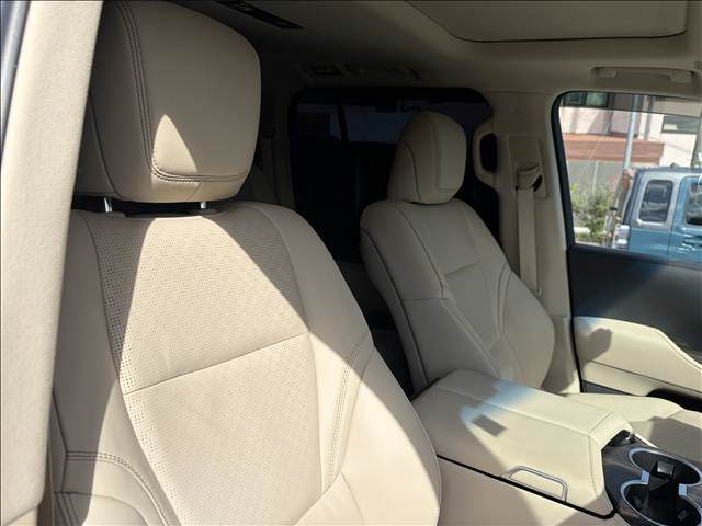 Toyota Land Cruiser 300 10