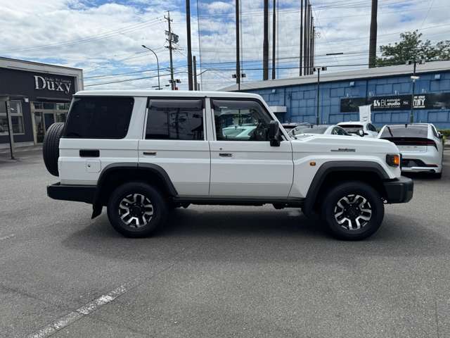 Toyota Land Cruiser 70 12