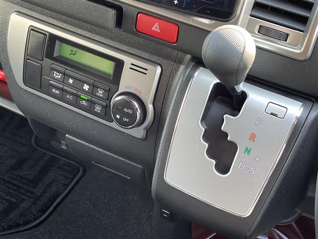 Toyota Hiace Van 10