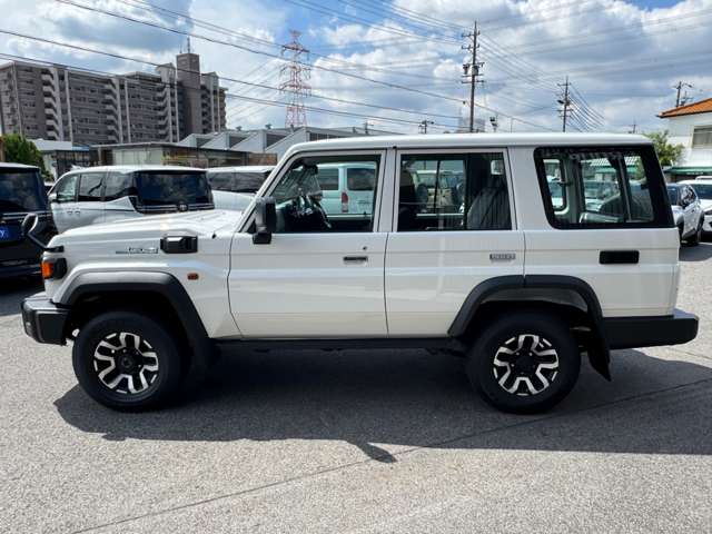 Toyota Land Cruiser 70 8