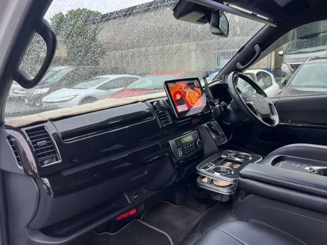Toyota Hiace Van 7