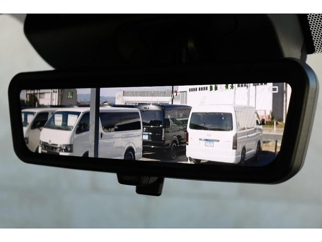 Toyota Hiace Van 4
