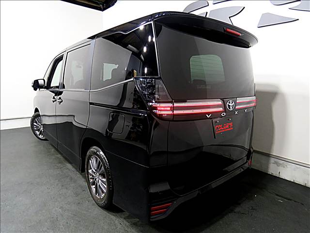 Toyota Voxy 4