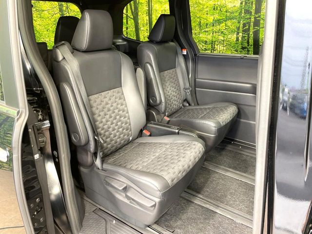 Toyota Voxy 9