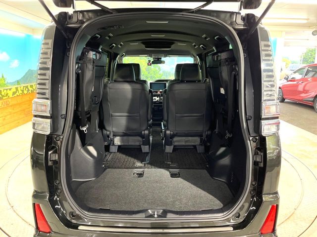 Toyota Voxy 11
