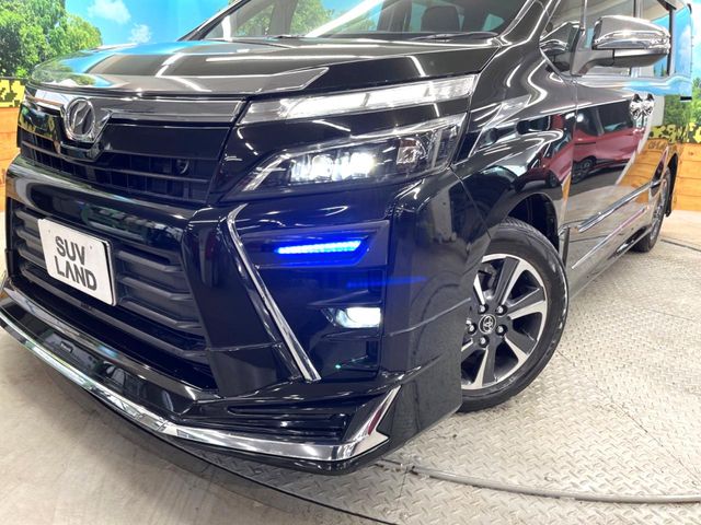 Toyota Voxy 12