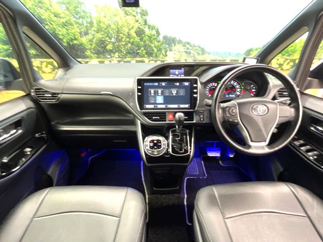 Toyota Voxy 2