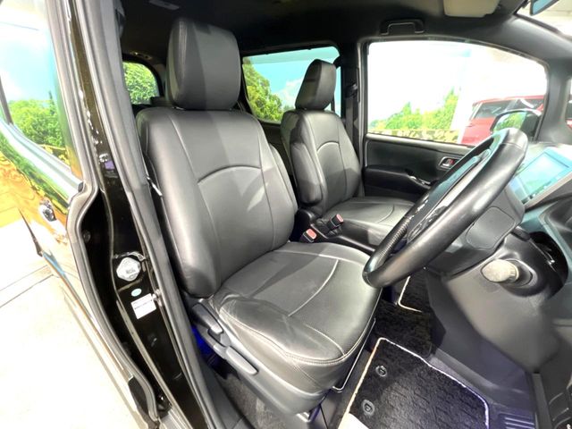 Toyota Voxy 8
