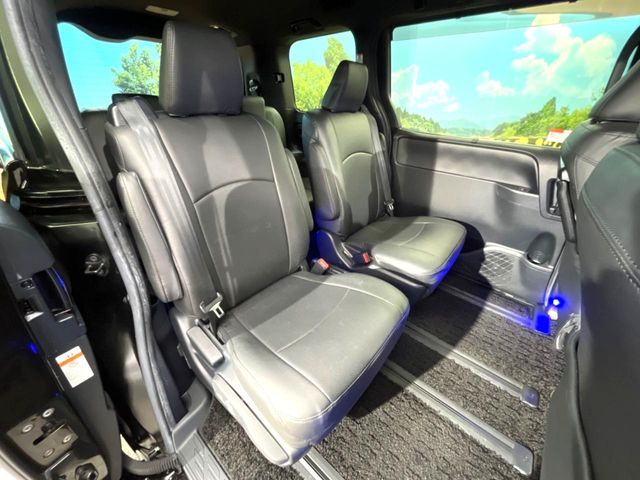 Toyota Voxy 9
