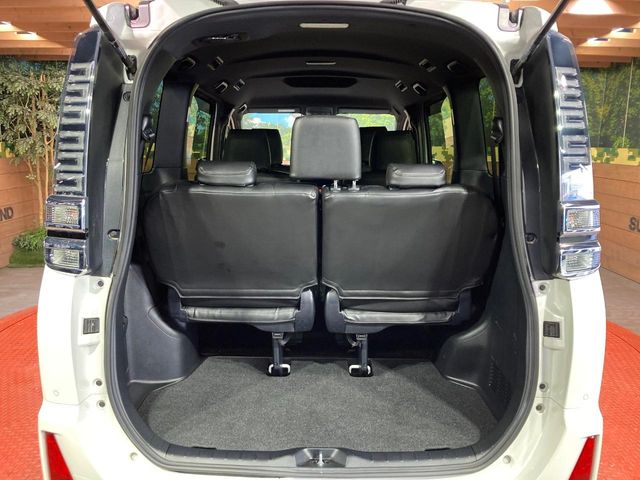 Toyota Voxy 11