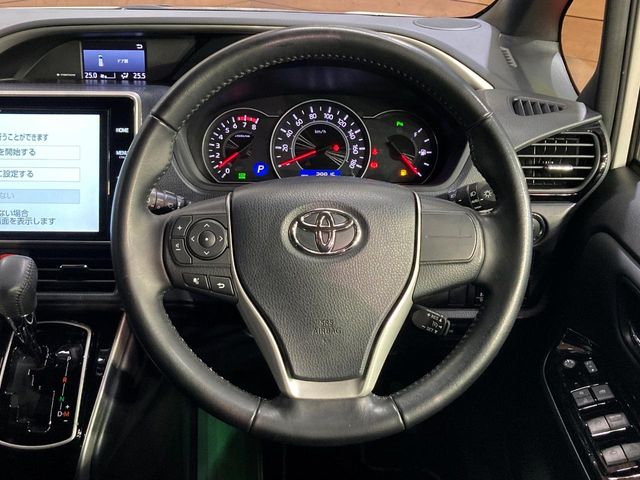 Toyota Voxy 12