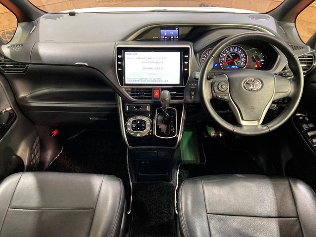 Toyota Voxy 2