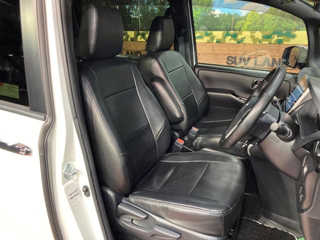 Toyota Voxy 8
