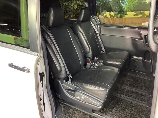 Toyota Voxy 9
