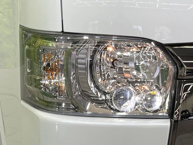 Toyota Hiace Van 12